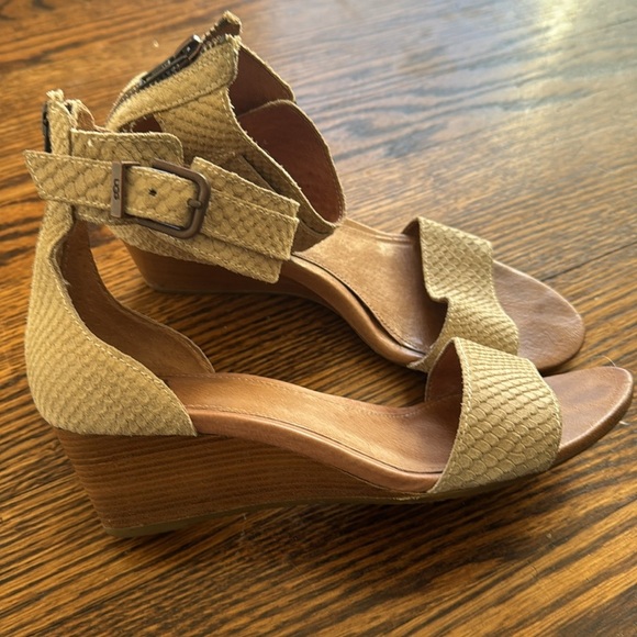 Ugg Char Mar suede faux snakeskin texture tan buckle ankle strap wedge sandals 6 - Picture 2 of 5